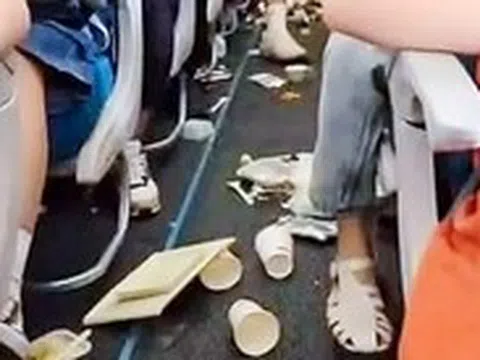 Chuyến bay rung lắc mạnh vì nhiễu động, đồ ăn đổ khắp khoang
