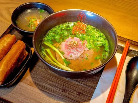 Nhà hàng phở 'quá mặn' của Chi Pu được khen ngon nhất Thượng Hải