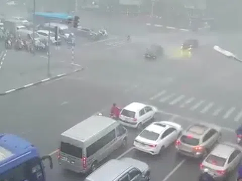 Hà Nội mưa to, cảnh báo ngập lụt nhiều quận