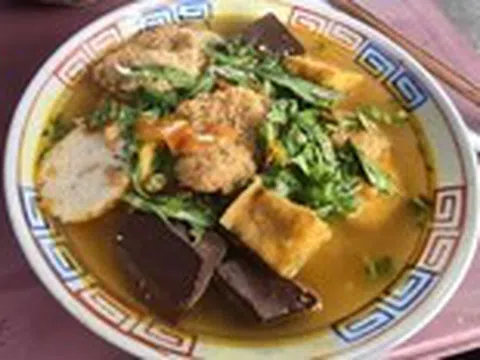 48 năm bún riêu nấu củi, ngày bán trăm tô, bún nhiều gấp đôi nơi khác