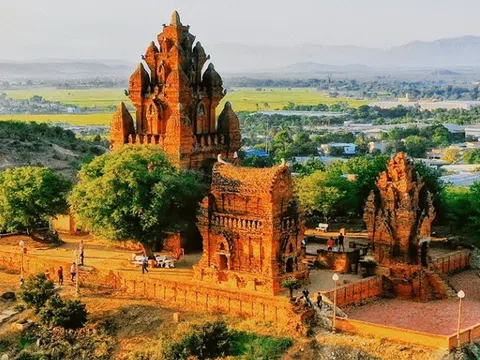 Các yếu tố ảnh hưởng đến sự hài lòng của du khách tại tỉnh Ninh Thuận