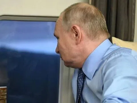 Trực thăng chở Tổng thống Putin "mắc kẹt" trong dàn UAV tấn công từ Ukraine