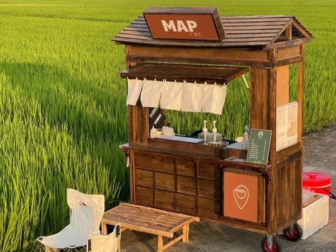 Thái Bình: Quán cà phê giữa cánh đồng lúa, chủ quán chuẩn bị cả thuốc muỗi