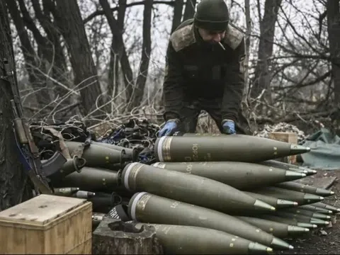 Nga: Phương Tây đùa với lửa khi “cởi trói” vũ khí cho Ukraine