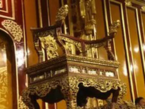 Huế đề xuất lập hội đồng khoa học để tìm cách sửa ngai vàng bị bẻ gãy