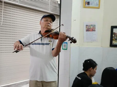 Vừa ăn ốc vừa nghe ông chủ quán kéo violin ở Hà Nội