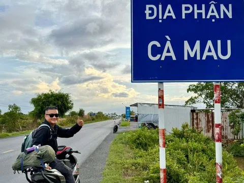 Người đàn ông rong ruổi các tỉnh miền Tây chụp biển địa giới trước sáp nhập