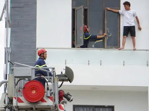 Hành động lạ của nam thanh niên trên lan can tầng 4 nhà nghỉ
