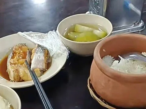 Tài xế chỉ được đãi bữa cơm đạm bạc sau khi đưa 38 khách tới ăn, chủ quán nói gì?