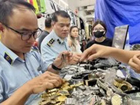 Bảo vệ 'báo động', tiểu thương Saigon Square lập tức đóng sạp để né kiểm tra