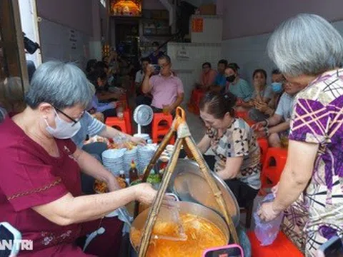 Quán bánh canh "nhanh nhất TPHCM" nghỉ bán, khách vội đến ăn vẫn không kịp