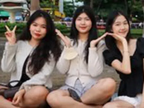 Hàng ngàn người chen chân chọn 'view bạc triệu' xem pháo hoa quốc tế