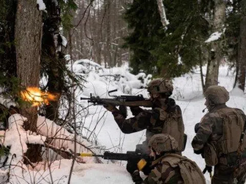 NATO lên dây cót cho cuộc chiến với Nga