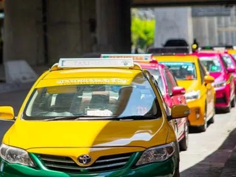 "Chặt chém" không được, tài xế taxi đuổi khách xuống giữa đường gây phẫn nộ