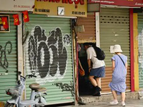 Hàng loạt gian hàng giữa "đất vàng" phố cổ Hà Nội đồng loạt im lìm lạ thường, một chủ nhà lên tiếng bất ngờ về "hàng nhái"