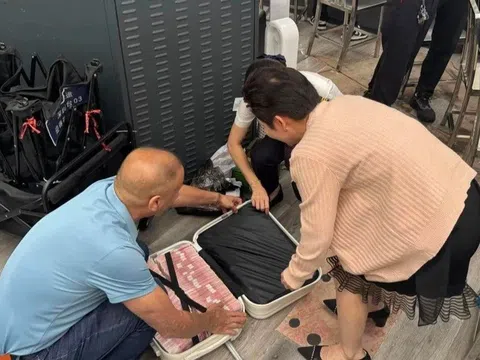 Vội vàng lên xe buýt, khách bỏ quên vali chứa đầy tiền mặt ở ga tàu