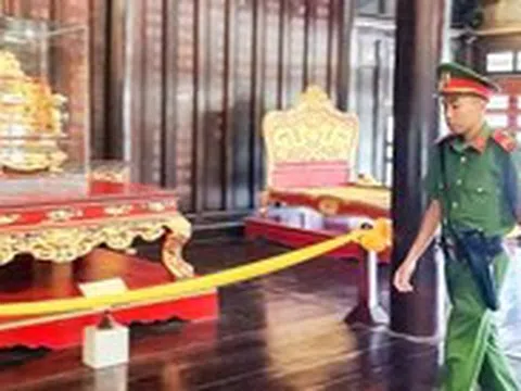 Ngai vàng triều Nguyễn giờ đặt trong lồng kính, thêm công an bảo vệ cổ vật