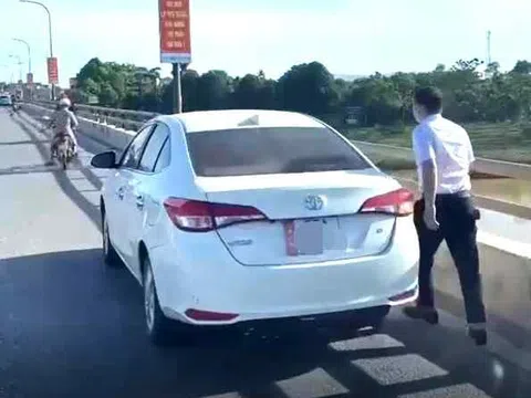Danh tính người đàn ông dừng oto trên cầu làm hành động khiến nhiều người bức xúc