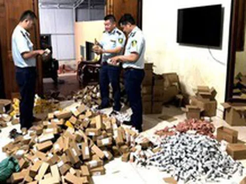 Phát hiện hơn 3.300 sản phẩm mỹ phẩm "trôi nổi"