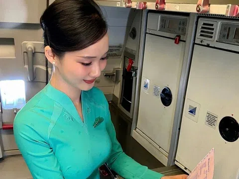 Khoảnh khắc trên máy bay của nữ tiếp viên xinh đẹp hút 7 triệu lượt xem