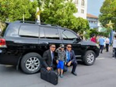 Phố Lê Lợi rộn ràng khoảnh khắc người dân giao lưu cùng lực lượng cảnh vệ