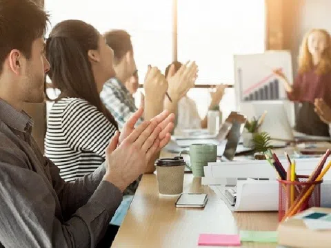 Tác động của phong cách lãnh đạo chuyển đổi đối với sự hài lòng trong công việc: Vai trò trung gian của việc trao quyền cho nhân viên