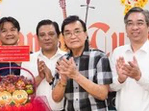 NSND Thanh Tuấn hát cải lương khi đón đoàn lãnh đạo TP.HCM đến thăm