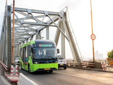 Hà Nội khai trương tuyến xe bus điện mới, công ty của tỷ phú Phạm Nhật Vượng tiến thêm một bước trên hành trình “Vì Thủ đô trong xanh”
