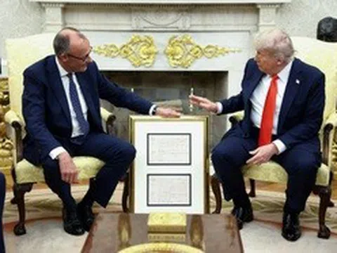 Món quà đặc biệt Thủ tướng Đức đích thân tặng Tổng thống Trump