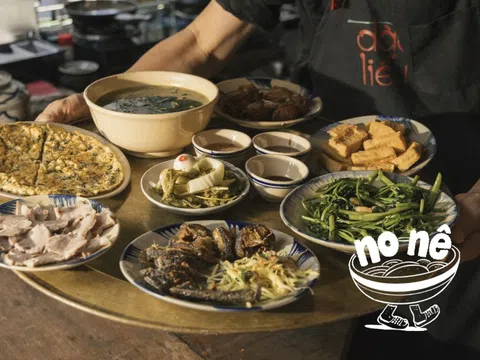 Ngồi chiếu ăn cơm quê ở TP.HCM