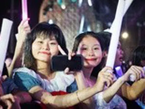 Du khách thích thú thưởng thức đại nhạc hội Nha Trang say hi