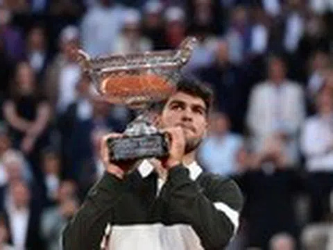 Ngược dòng 'khó tin' ở trận chung kết dài nhất lịch sử, Alcaraz vô địch Roland Garros 2025