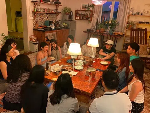 Không gian độc đáo: Nơi người lạ nấu ăn, khiêu vũ và trò chuyện đến sáng