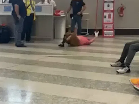 Nữ du khách lăn ra sàn "ăn vạ" vì hành lý quá cân và cái kết