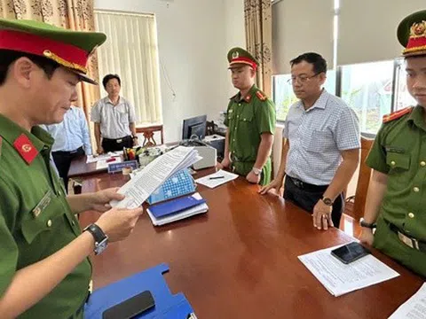 Bắt 2 nguyên cán bộ trung tâm quỹ đất ở Quảng Nam