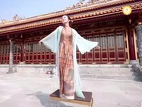 Thí sinh thi hoa hậu phải xin lỗi vì clip múa trước sân chầu điện Thái Hòa