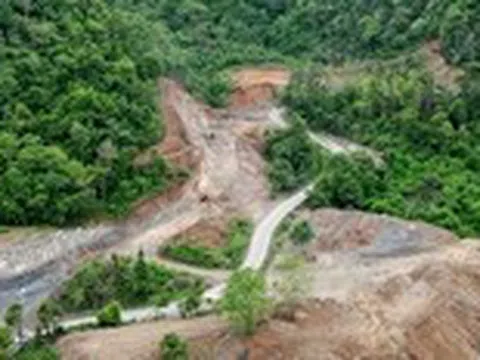 Bạt núi, nắn cua 'cánh chỏ' trên quốc lộ 28B nối Bình Thuận với Lâm Đồng