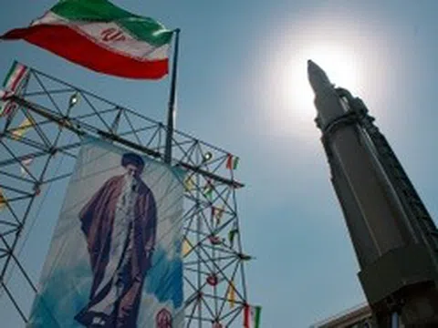 Israel tấn công Iran, Tehran phản đòn: Máy bay Mỹ - Anh đã xuất kích?