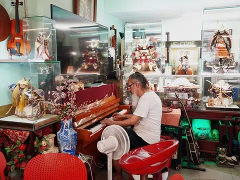 Quán chè bình dân ở khu đắt đỏ TPHCM: Chủ 70 tuổi đàn piano phục vụ khách