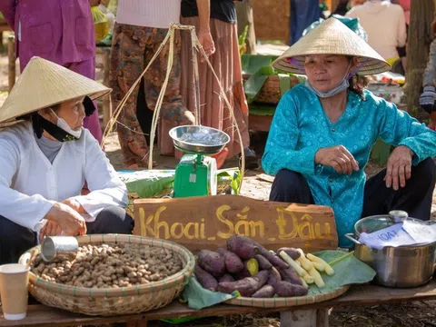 Khách Tây khám phá chợ quê bên dòng Thu Bồn cùng người dân Hội An