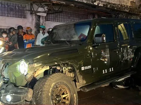 Xe Jeep lao qua dải phân cách tông 3 xe máy ở TP.HCM, hai phụ nữ tử vong