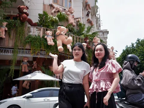 Quán cà phê treo hơn 700 con gấu bông gây sốt TPHCM, bảo vệ túc trực 24/24