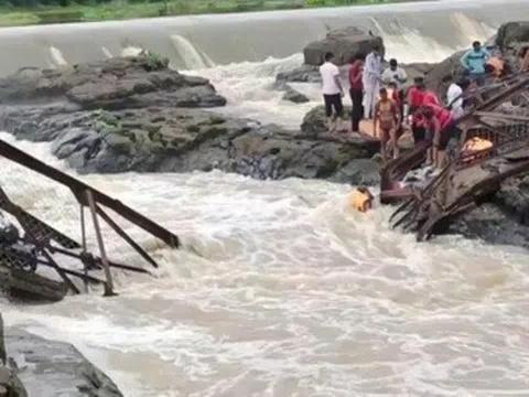 Sập cầu sau cơn mưa, 4 người chết, hàng chục người rơi xuống sông ở Ấn Độ