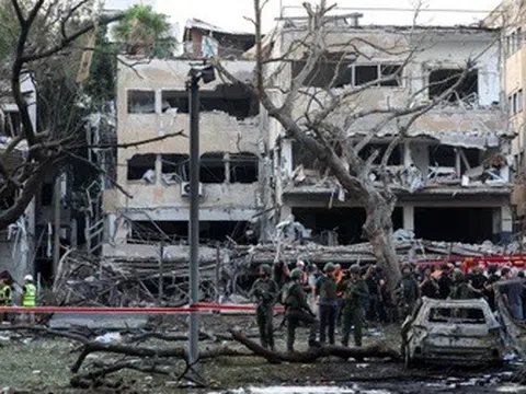Tên lửa Iran trút xuống Israel, đại sứ quán Mỹ bị hư hại