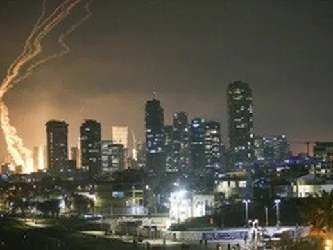 Phòng không Israel khai hoả dữ dội đáp trả hỏa lực từ Iran: Kết quả ra sao?