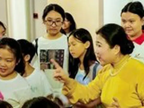 Linh Huyền dạy ca cải lương trong triển lãm tranh của mình