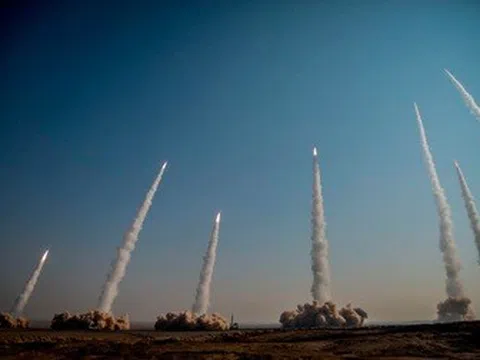 Iran - Israel so găng hỏa lực: "Mưa" bom đối đầu tên lửa ồ ạt