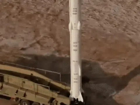 Iran tuyên bố “mở toang” không phận Israel, phóng tên lửa siêu nặng