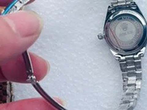 Bắt giữ 450 đồng hồ giả nhãn hiệu Rolex vận chuyển từ Trung Quốc