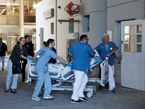 Tên lửa Iran đánh trúng bệnh viện lớn, Israel cảnh báo “trả giá đắt”
